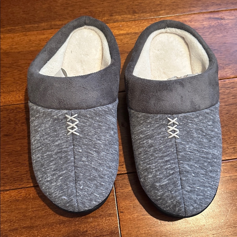Women’s Isotoner Signature Charcoal Slippers 8.5-9 - Picture 2 of 7